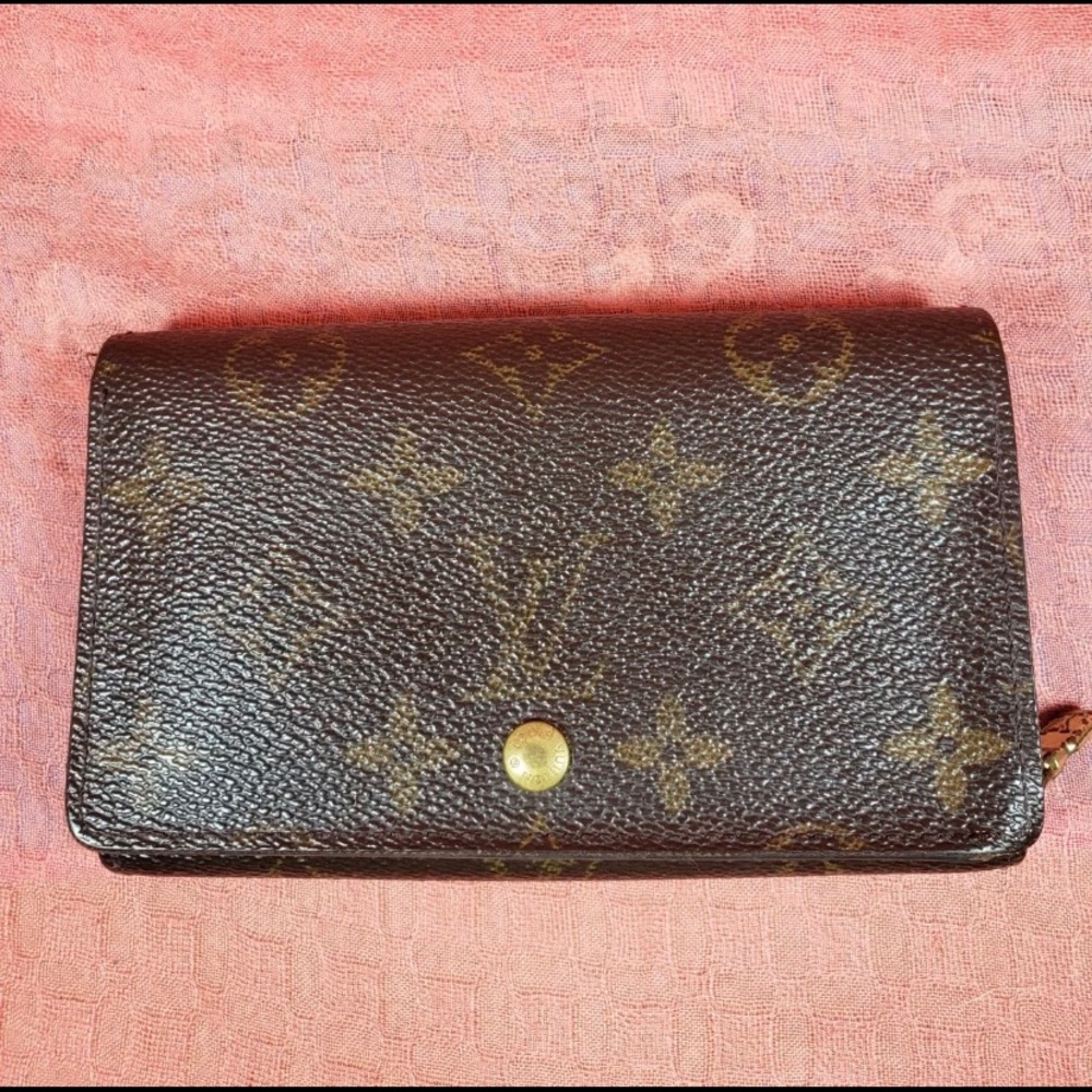 LOUIS VUITTON MONOGRAMED WOMENS WALLET
